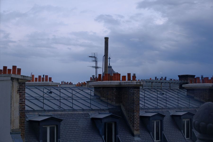 Toitures en zinc avec lucarnes et cheminées